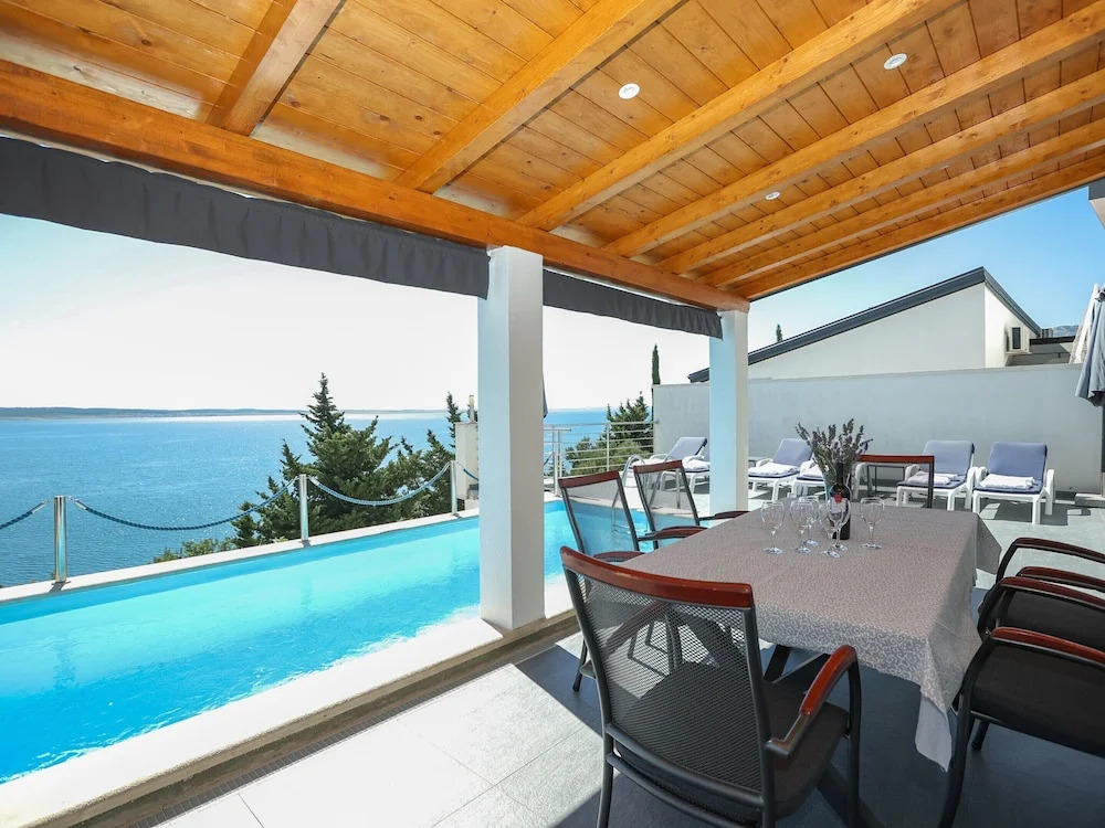 Luxury Apartment with heated pool in Starigrad