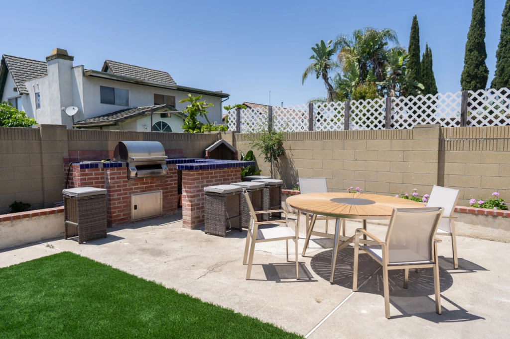 SPACIOUS 4-BEDROOM HOME WITH LARGE YARD AND GARAGE NEAR KNOTT'S BERRY FARM (p67)