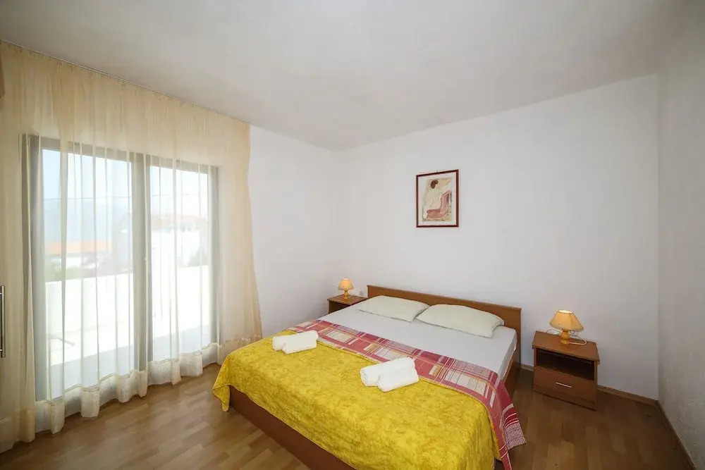 Cozy Beachfront Holiday Home Slatine