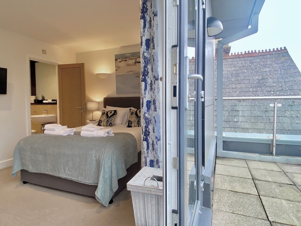 Your Space Apartments - The Hamiltons