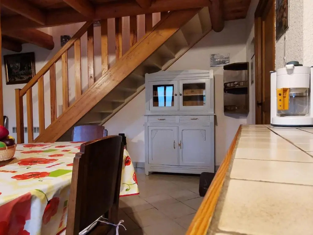 Maison de charme en pierre au bord d’un ruisseau, proche d’un bourg médiéval - Jardin et garage inclus - FR-1-582-151