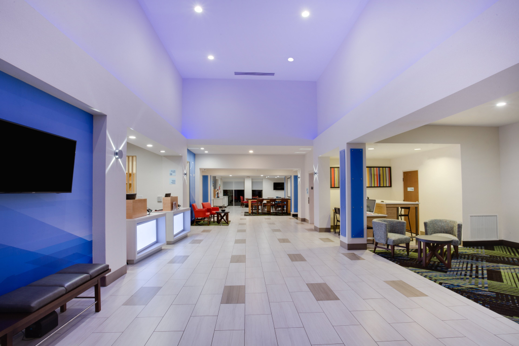 Holiday Inn Express & Suites. by IHG