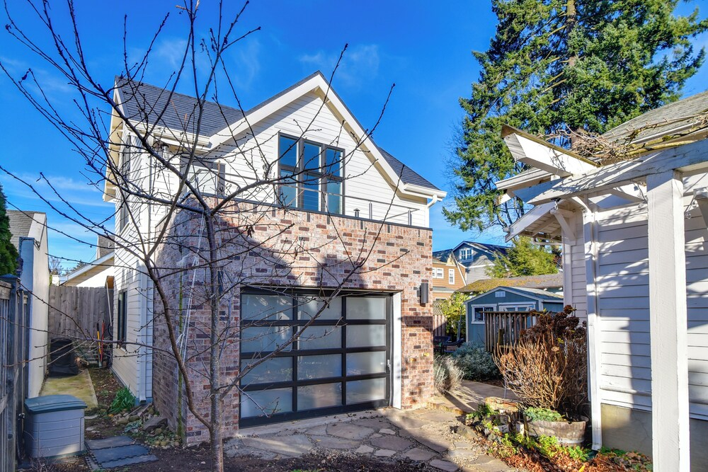 2-story Guesthouse w/ Private Deck in NE PDX