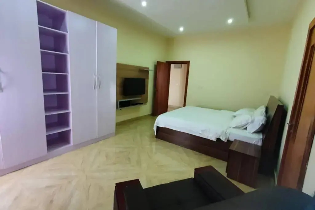 Stiyos Shortlet homes- Tastefully Furnished 3 Bedroom