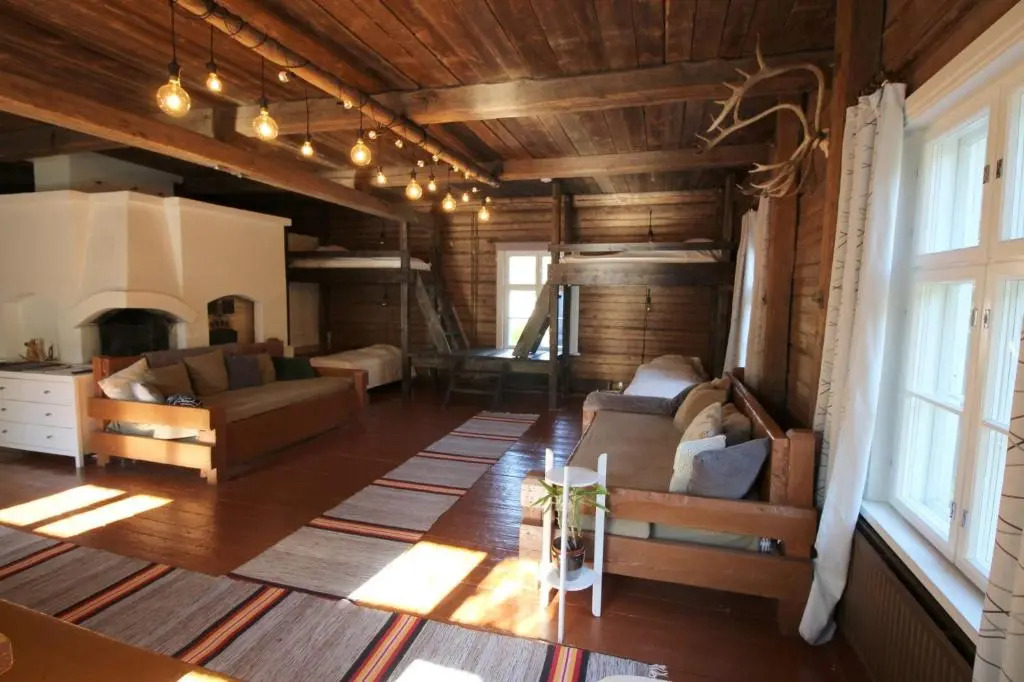 LAURI Historical Log House Manor