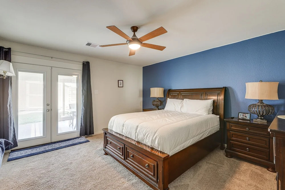12 Mi to Beach: Texas Gulf Coast Home w/ Fire Pit
