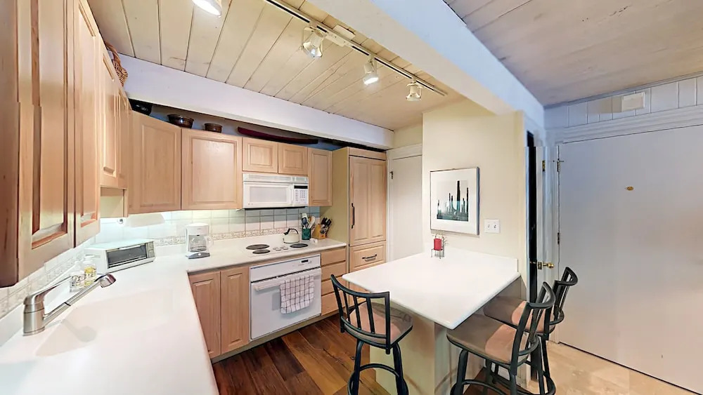 916 E Hopkins Ave Condo #201 - 3 Br condo by RedAwning