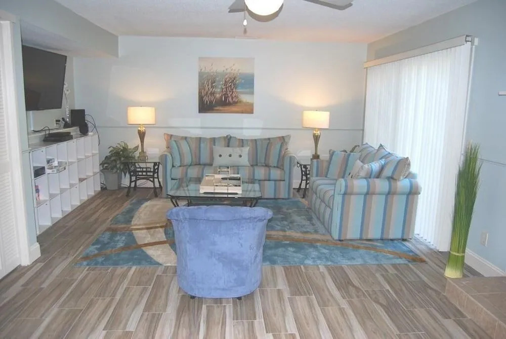 17 Sailmaster Commons - 2 Br home by RedAwning