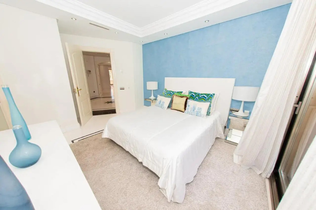 Luxury 3BDRS apt. In Mistral Beach with sea views.