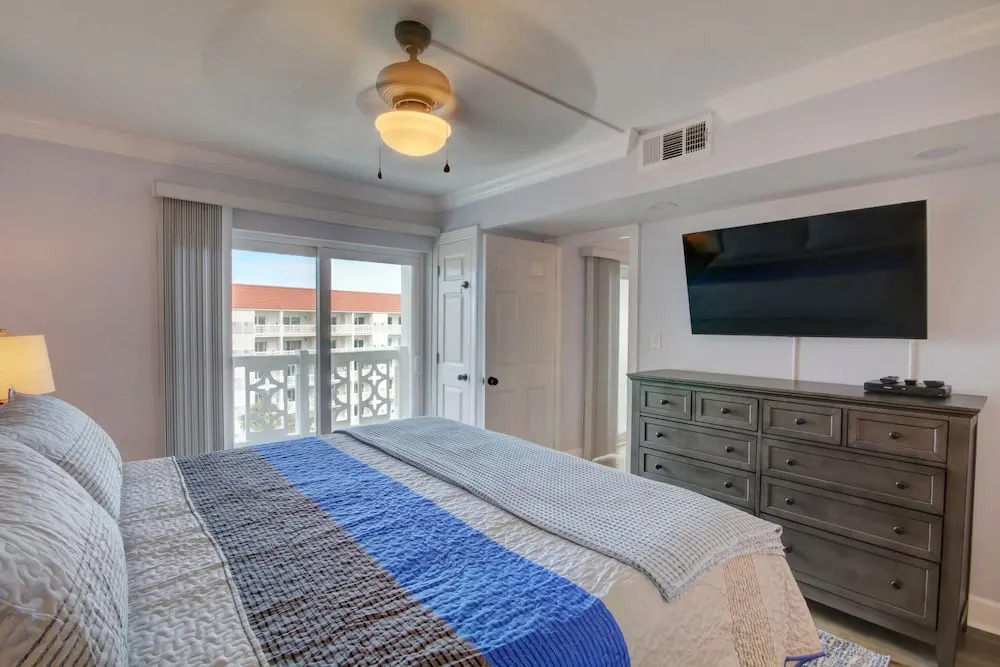 461 El Matador 2 Bedroom Condo by RedAwning