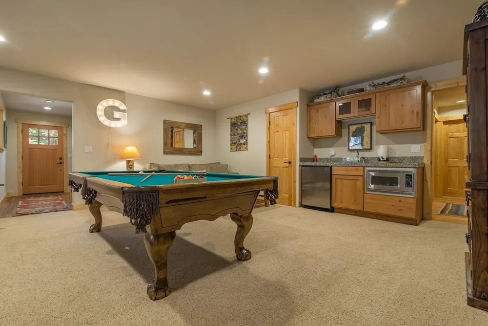 Spacious Mountain Modern Home Sleeps 12 in KB!