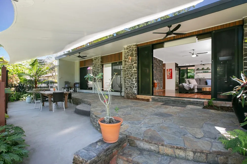 Tropical 3 Bedroom House, Pool plus 4th Bedroom Bungalow