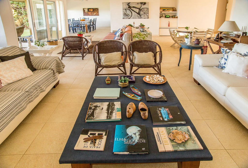 Casa Maravilhosa com Cinco Suítes, Pé na Areia da Praia de Manguinhos Por Luxury Rentals