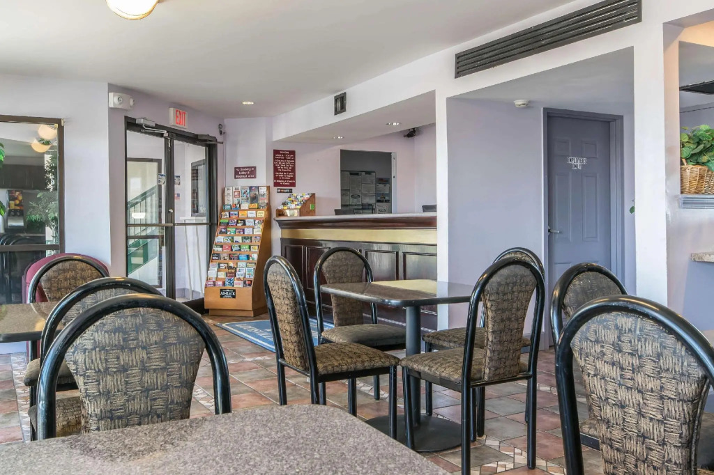 Studio 6 Suites Louisville KY Airport/Expo Center