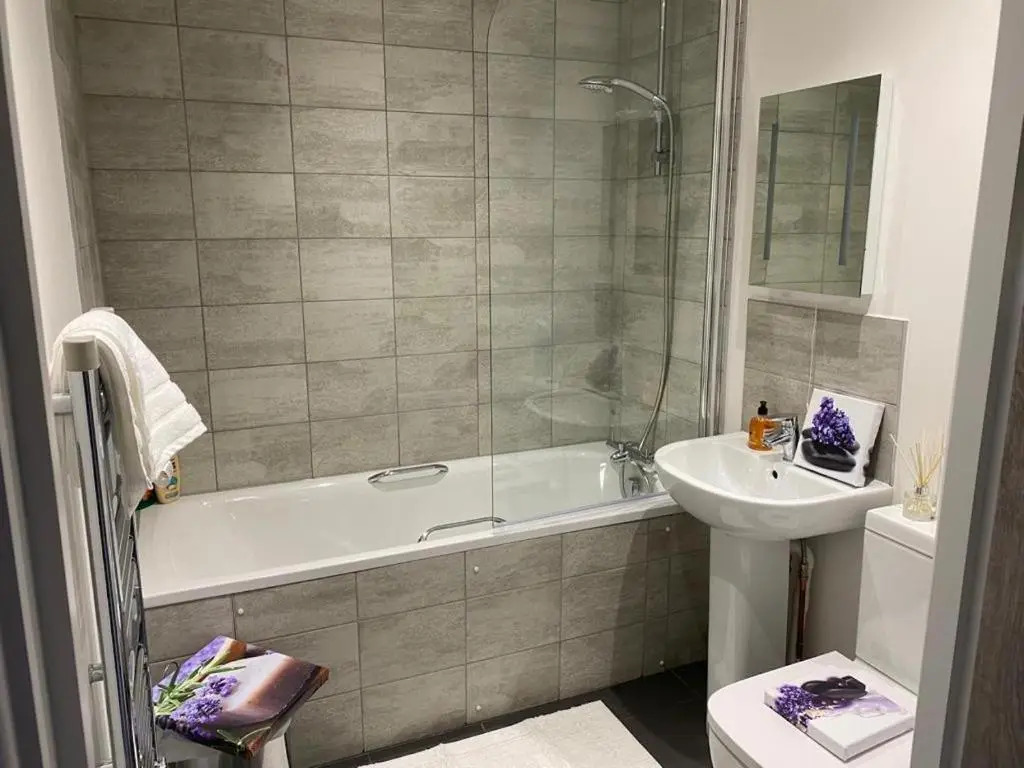 Central 2 bed Newly built DUPLEX Penthouse with FREE Gated, On-site Parking, Lift access, Self Check-in, SUPER Fast WIFI, TWO City view Terraces & Sleeps 6