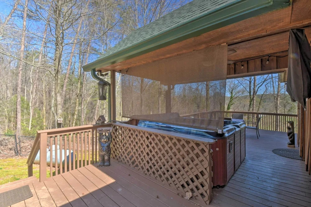 Helen Cabin w/ Deck & Hot Tub < 1/2 Mi to Main St