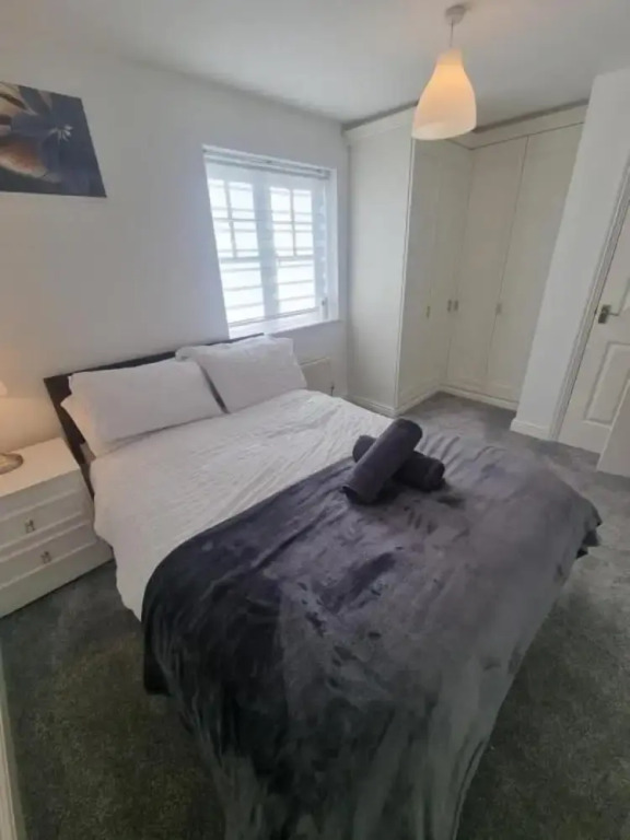 3 Bed House - Sleeps 6 - Parking - Wifi