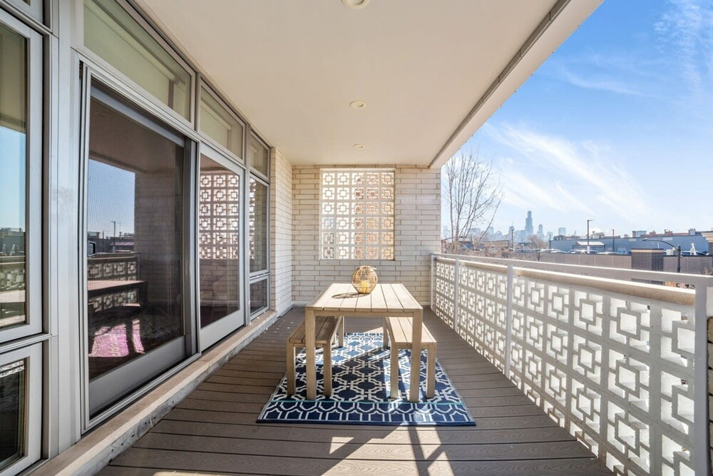 Spacious 4BR 2BA Unit in Ukrainian w 2 Balconies