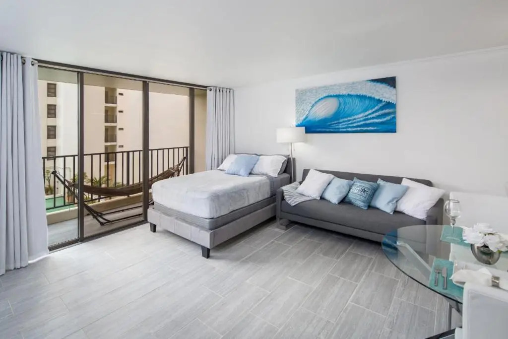 Waikiki Banyan Modern One Bedroom Free Parking
