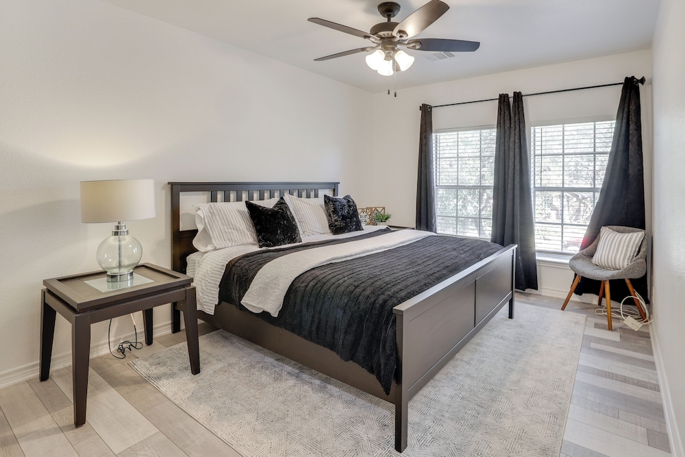 3 Mi to Randolph Afb: San Antonio Area Home