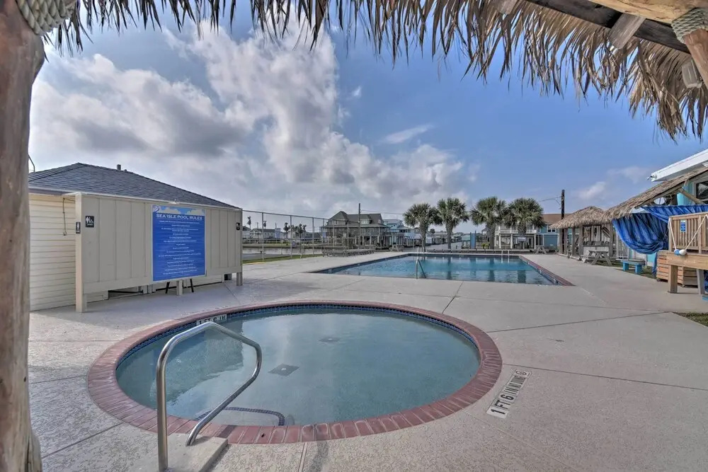 < 1 Mi to Beach! Galveston Gem w/ Outdoor Oasis