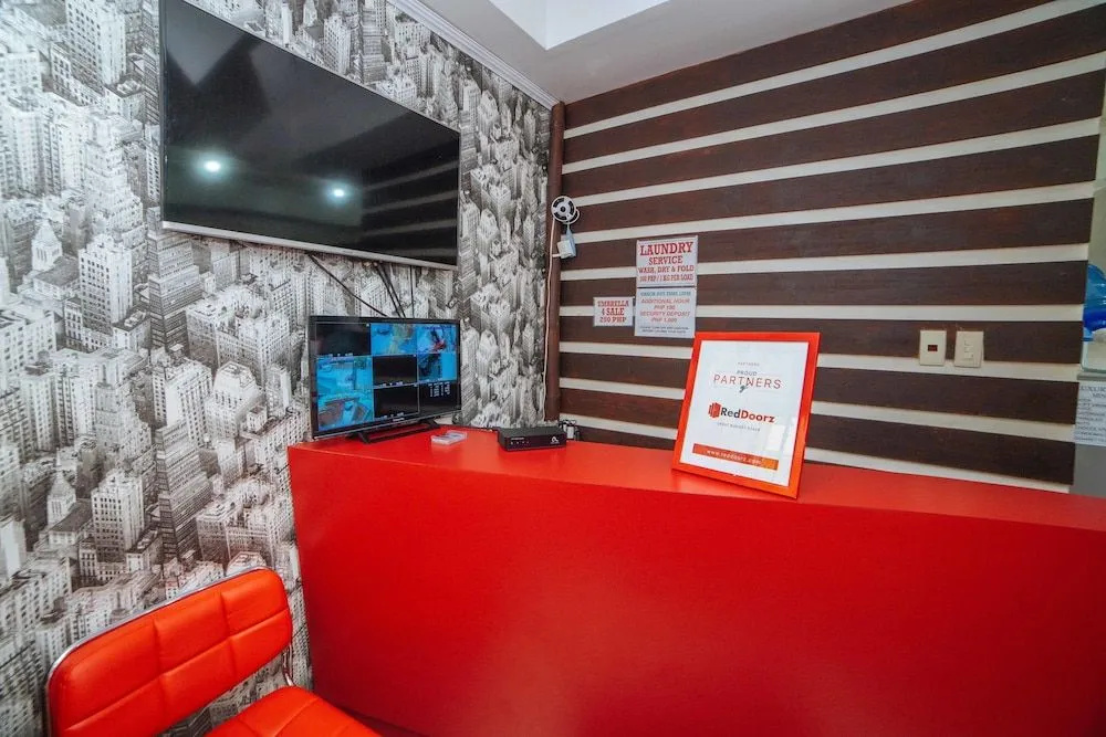 RedDoorz near McArthur Highway