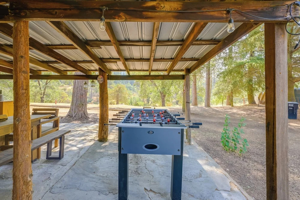 Rustic Cabin w/ Patio: 8 Mi to Kings Canyon Park