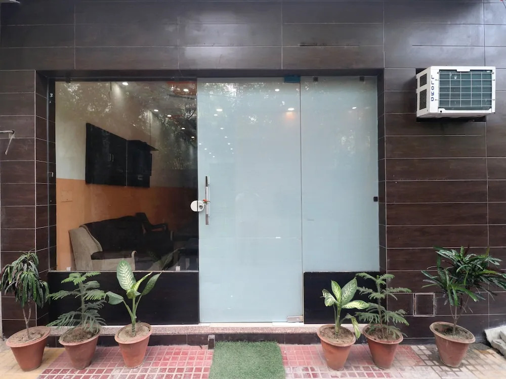 OYO 16693 Hotel Omni