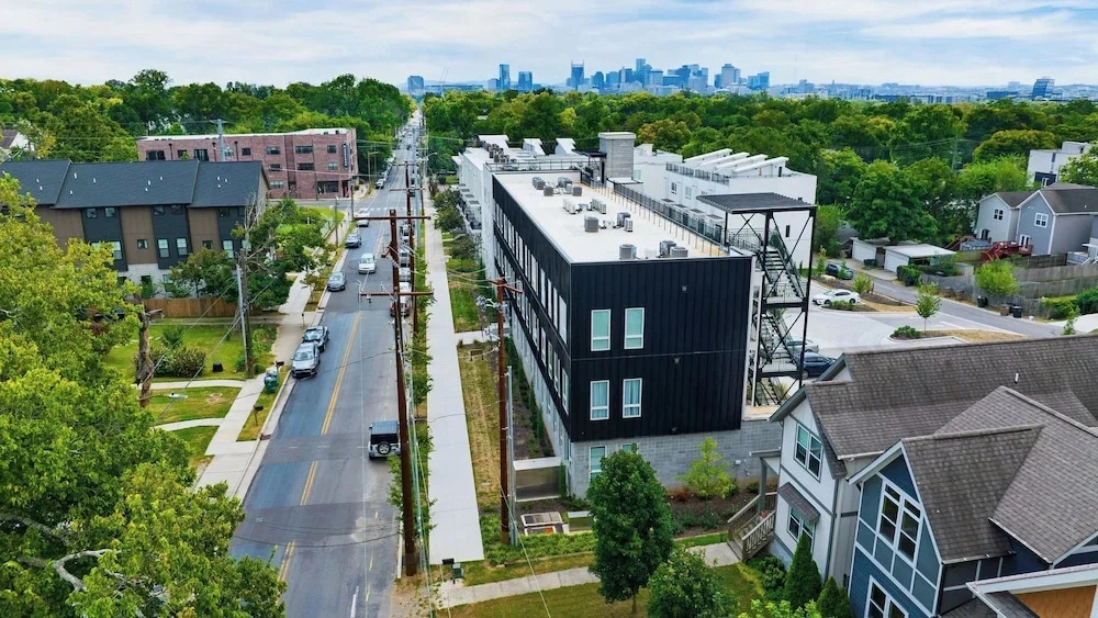 The Bloom House, Cosmic Cowgirl & Lischey Loft by Avantstay Sleeps 23, 3 Homes Bold Interiors Near Broadway