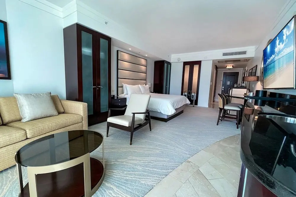 FontaineBleau Balcony 10 min from SoBe