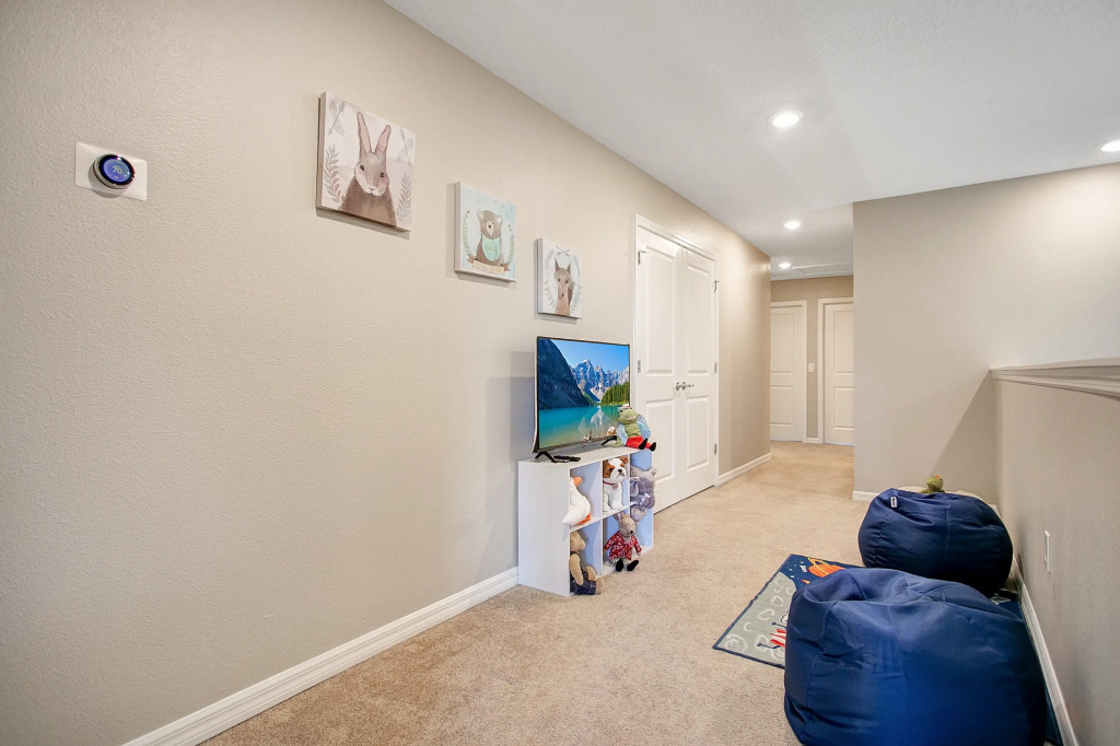 5552- Solterra Brand New - Amazing 5 Beds House, Davenport, US