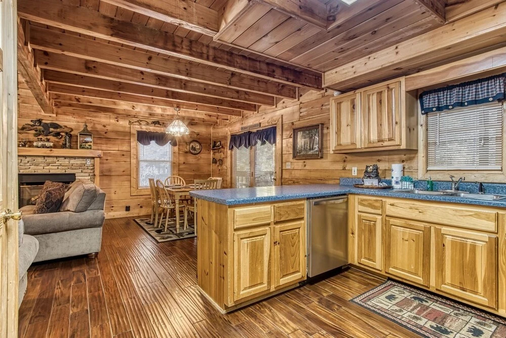 Er 256 - Smoky Mountain Top Great Location - Close To Town! 3 Bedroom Cabin by RedAwning