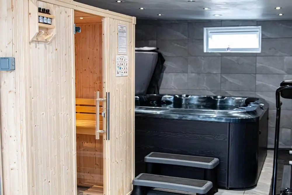 1-bed Apartment With Private hot Tub, Sauna & gym
