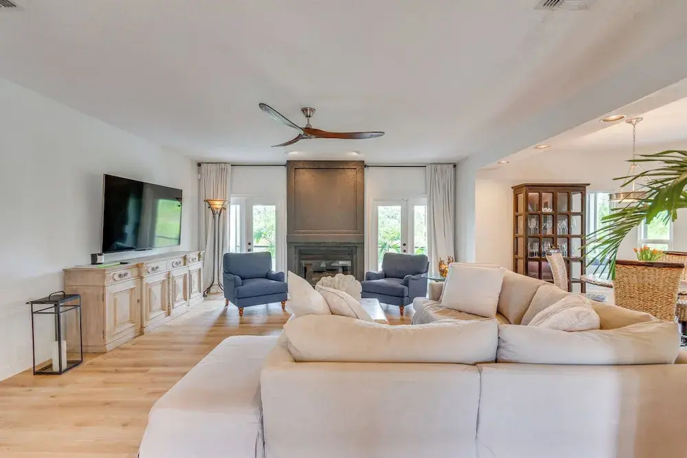 Luxe Gulf Breeze Home w/ Patios - 4 Mi to Beaches!