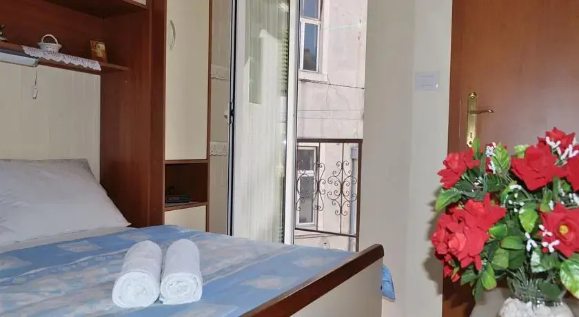 Rooms & Apartment Laura