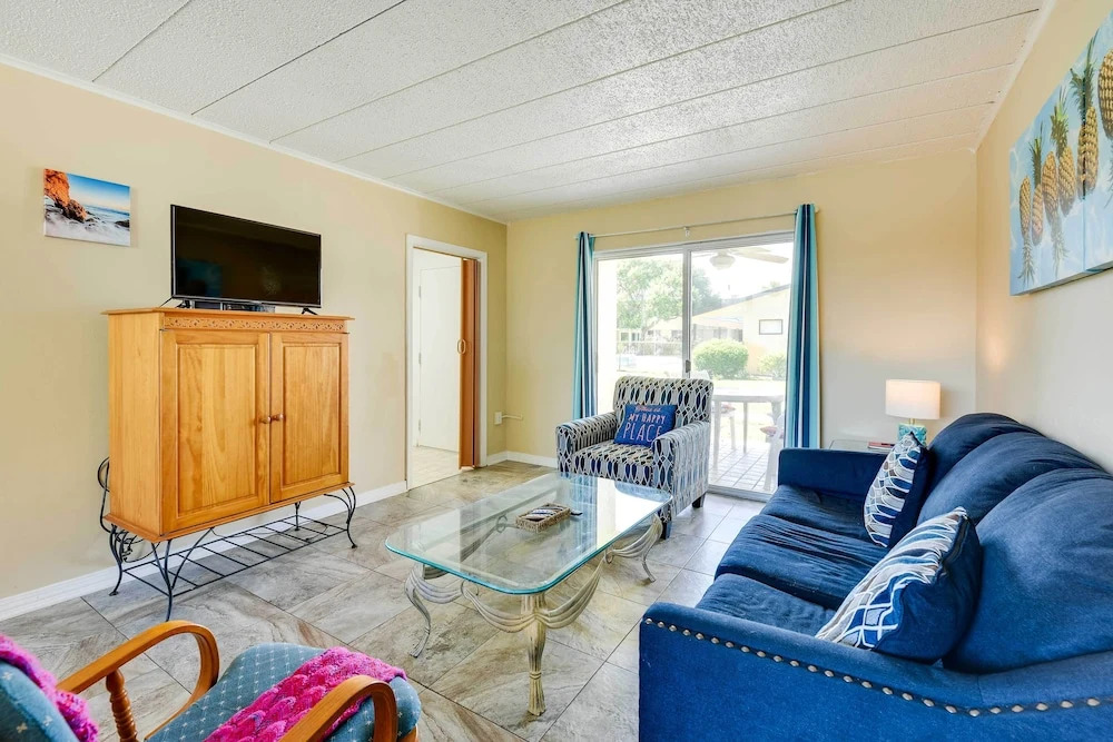 Sunny Florida Condo: 4 Mi to Gulf Islands Seashore