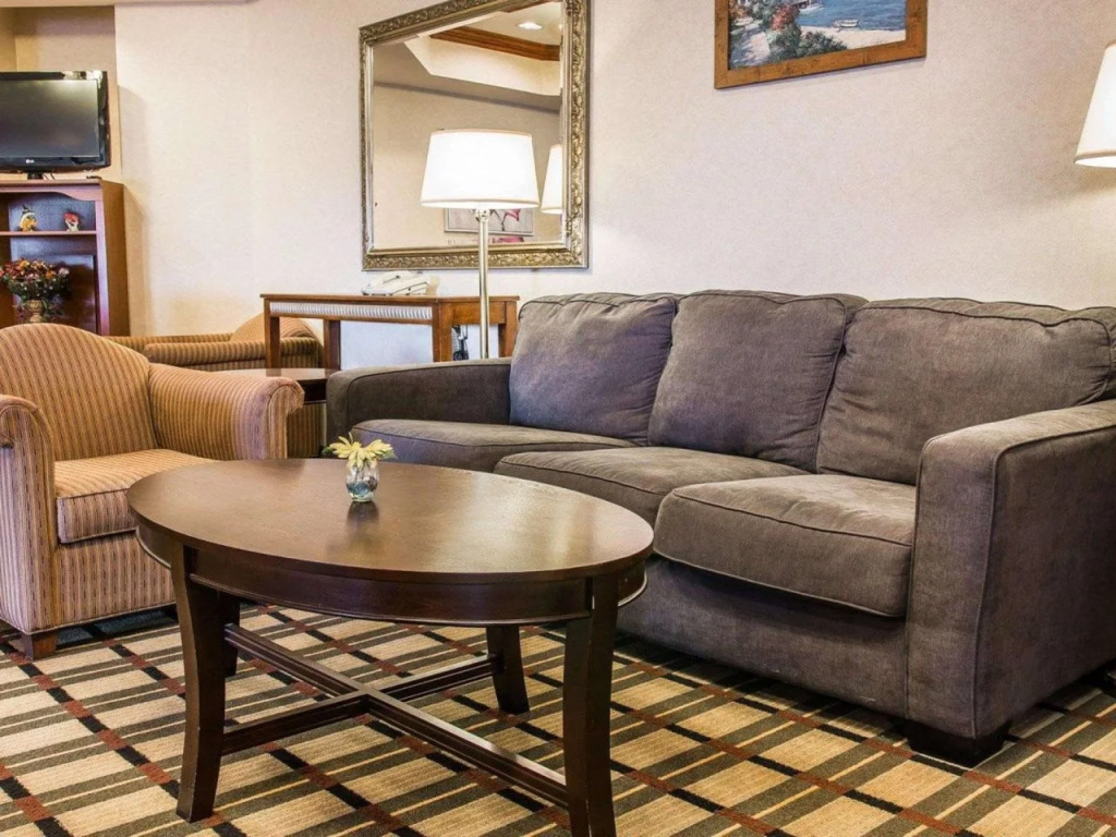 Comfort Suites South Haven near I-96