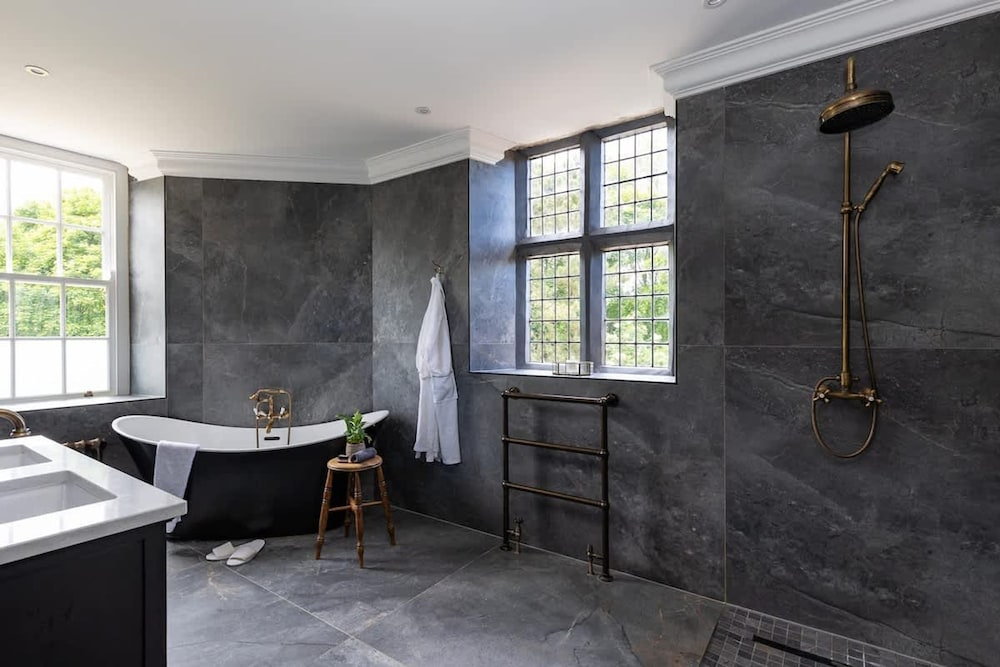 Killerby Old Hall w Hot Tub and Swimming Pool