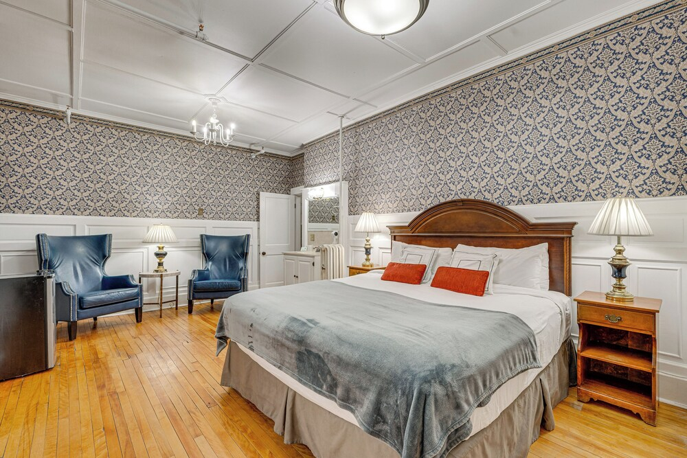 On Historic Main Street: Walkable & Quaint Apt!