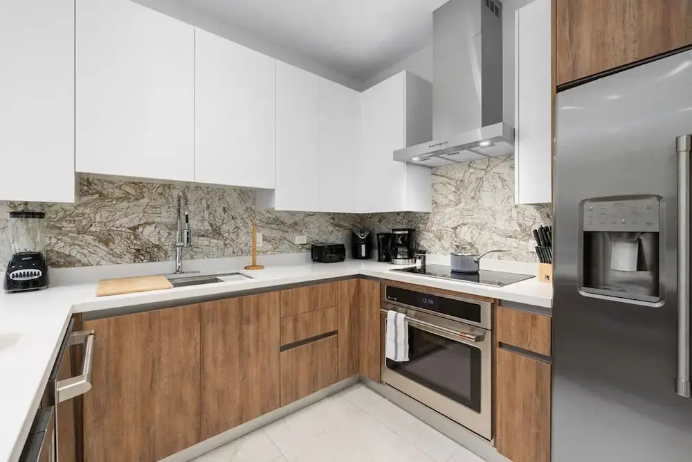 2BR 2BA Top Floor Corner w Amazing Views Gym