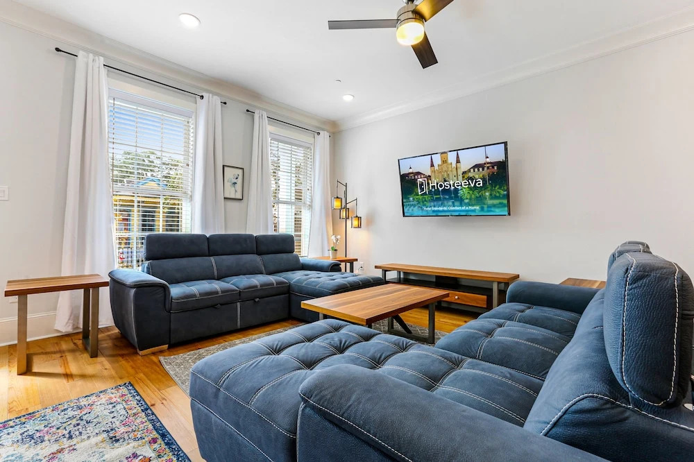 Modern 5 BR Condo - Large Pool - Near Everything