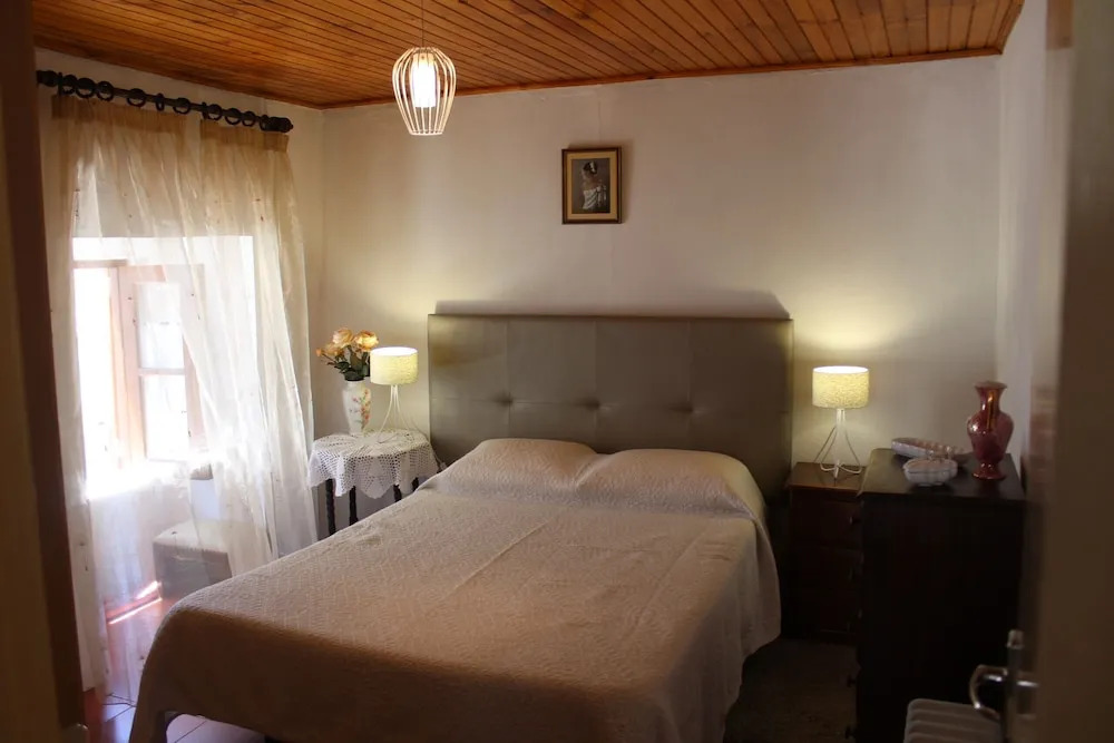 Casa Típica do Douro Vinhateiro, by Izibookings