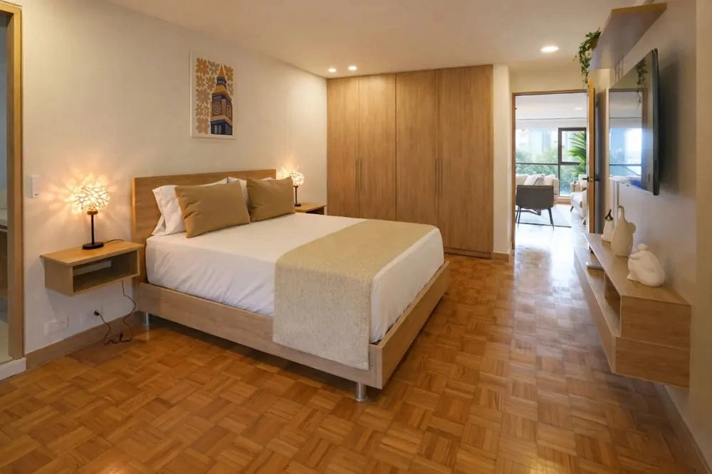 401 - Luxury 4BR Retreat With Private Bathtub and AC