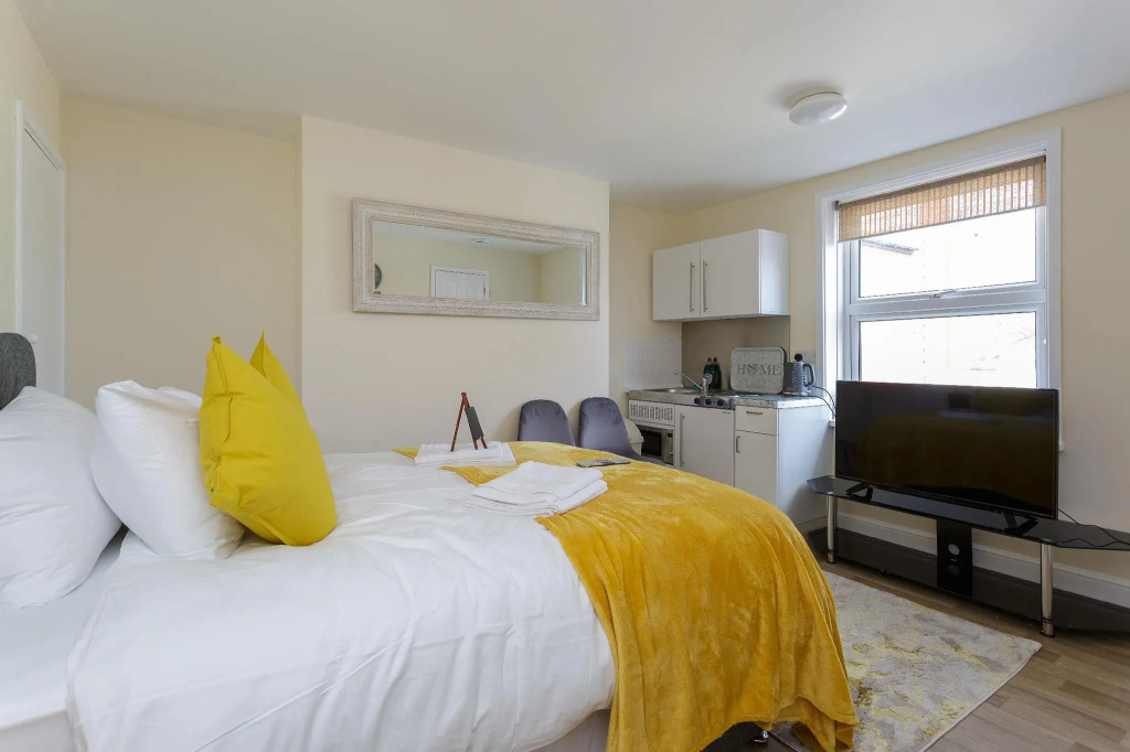 St Marys Modern Central Huge Studio Apartments