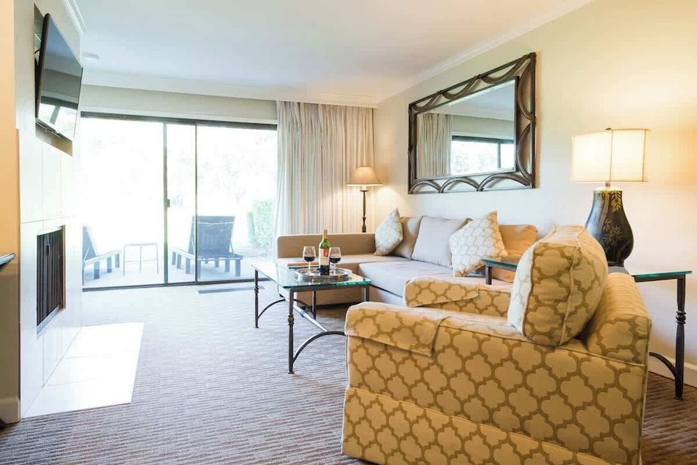 Luxury Napa Getaway Golf Views King Bed