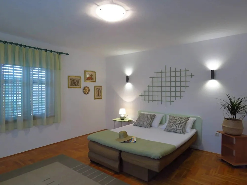 Holiday House With sea View, Outdoor Pool and Free Private Parking