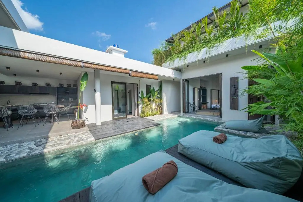 Villa Wiraja 1 - Modern 4 bdr villa in Berawa