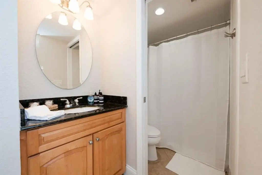 NEW Beach Condo 5 min walk to the Beach Sleeps 9