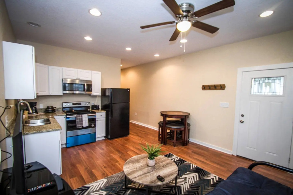 Hackberry St #A Renovated 2BR/2BA Near Downtown