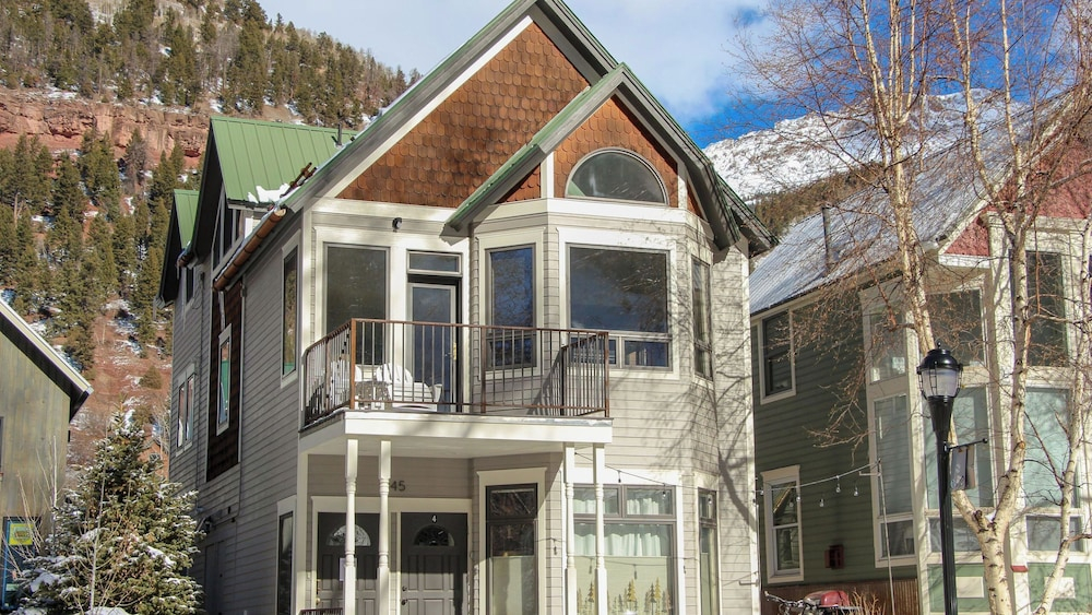 Hruza Hideout by Avantstay Walkable Location + Free Ski Shuttle, Mountain View